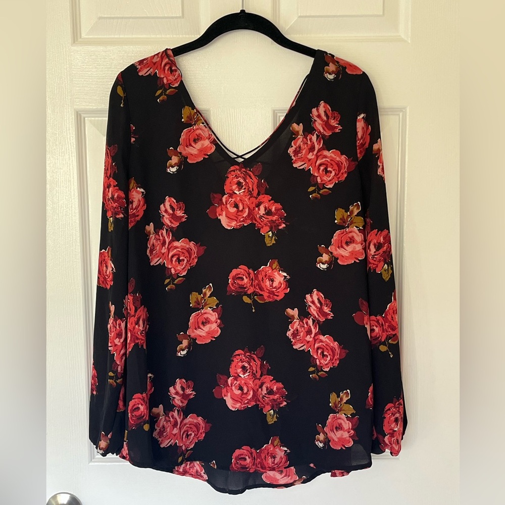 14th & Union Red and Black Floral Pattern Blouse